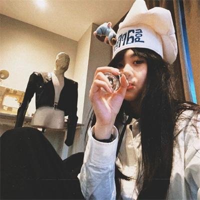 小溪，草地和可爱脸孔